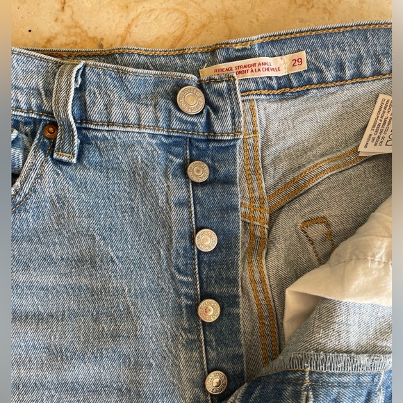 Lightwash high waisted Levi's cut off shorts - Picture 4 of 6